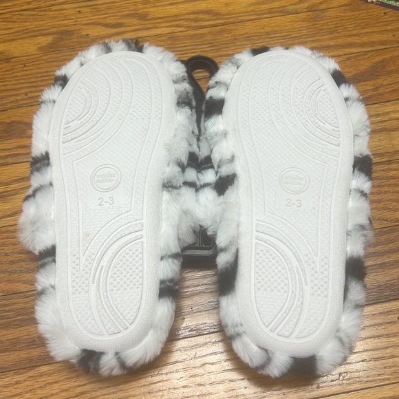 ❤️5/$25❤️2/$15❤️ WONDER NATION | zebra/marble blk/white slip/on slippers - Picture 5 of 5